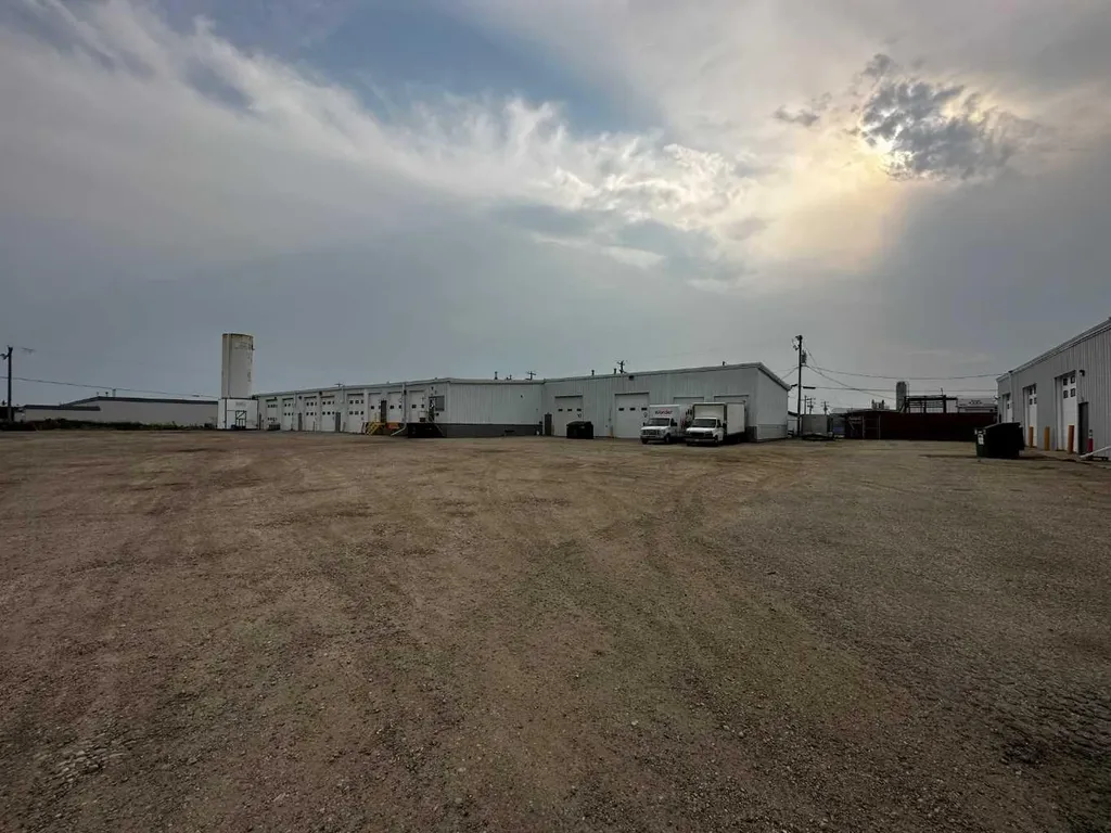 11037/43 92 Avenue Grande Prairie AB T8V 3J3