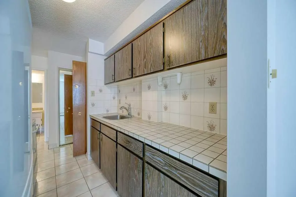 4323 75 Street NW Calgary AB T3B 2M7