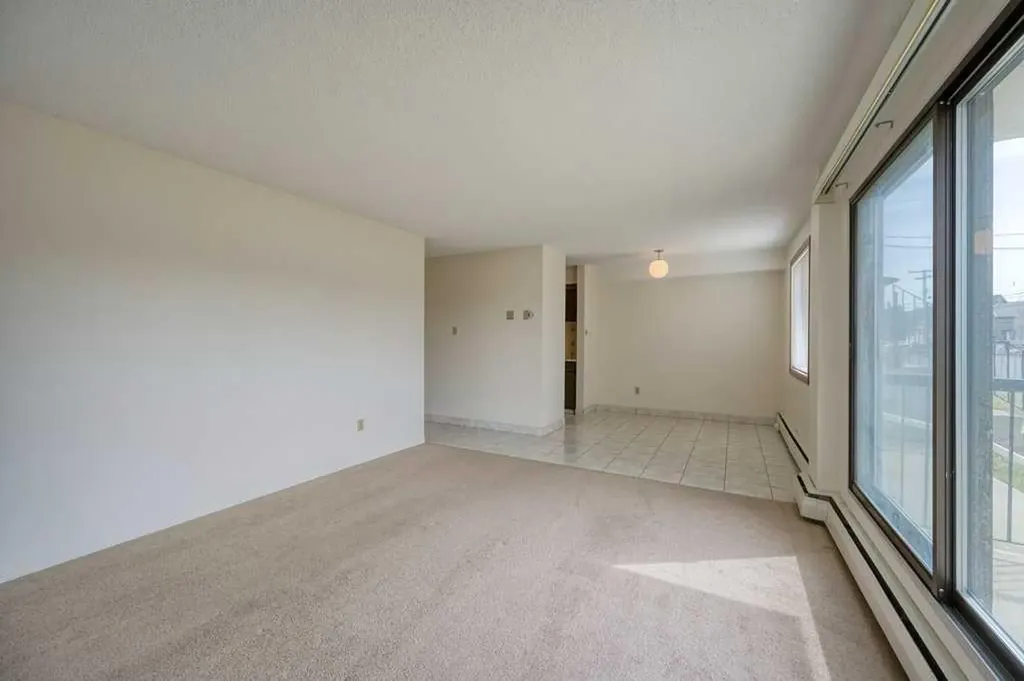 4323 75 Street NW Calgary AB T3B 2M7