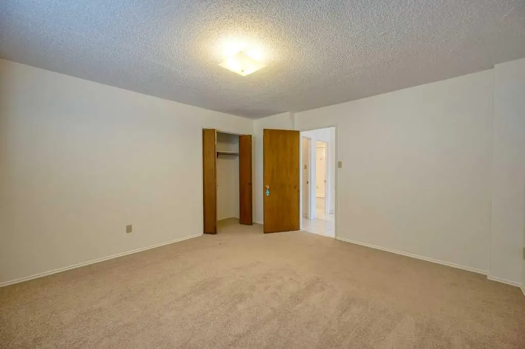 4323 75 Street NW Calgary AB T3B 2M7