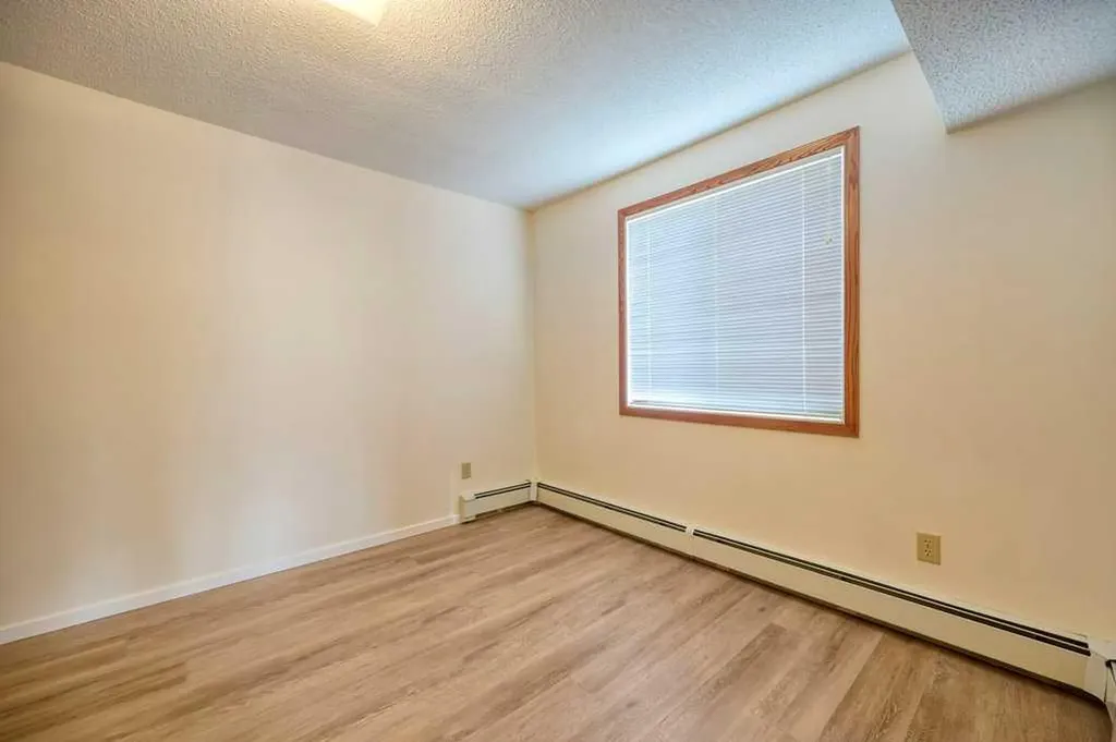 4323 75 Street NW Calgary AB T3B 2M7