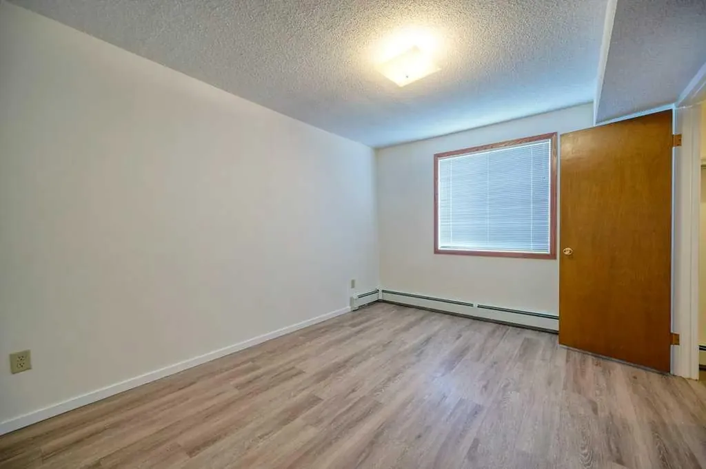 4323 75 Street NW Calgary AB T3B 2M7