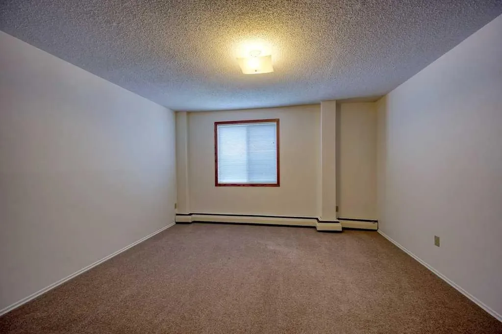 4323 75 Street NW Calgary AB T3B 2M7
