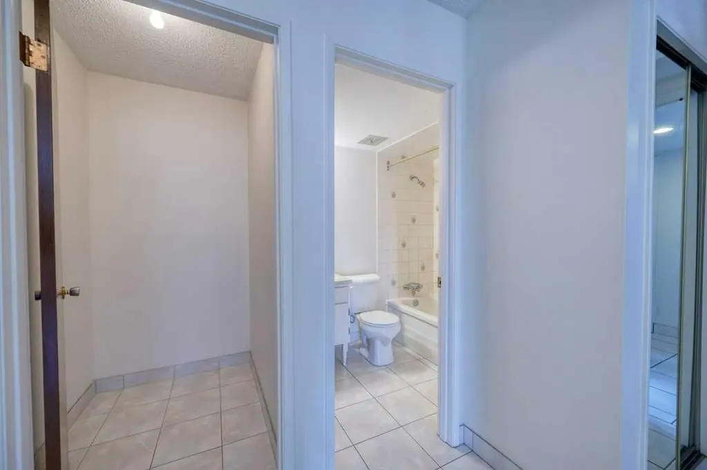 4323 75 Street NW Calgary AB T3B 2M7