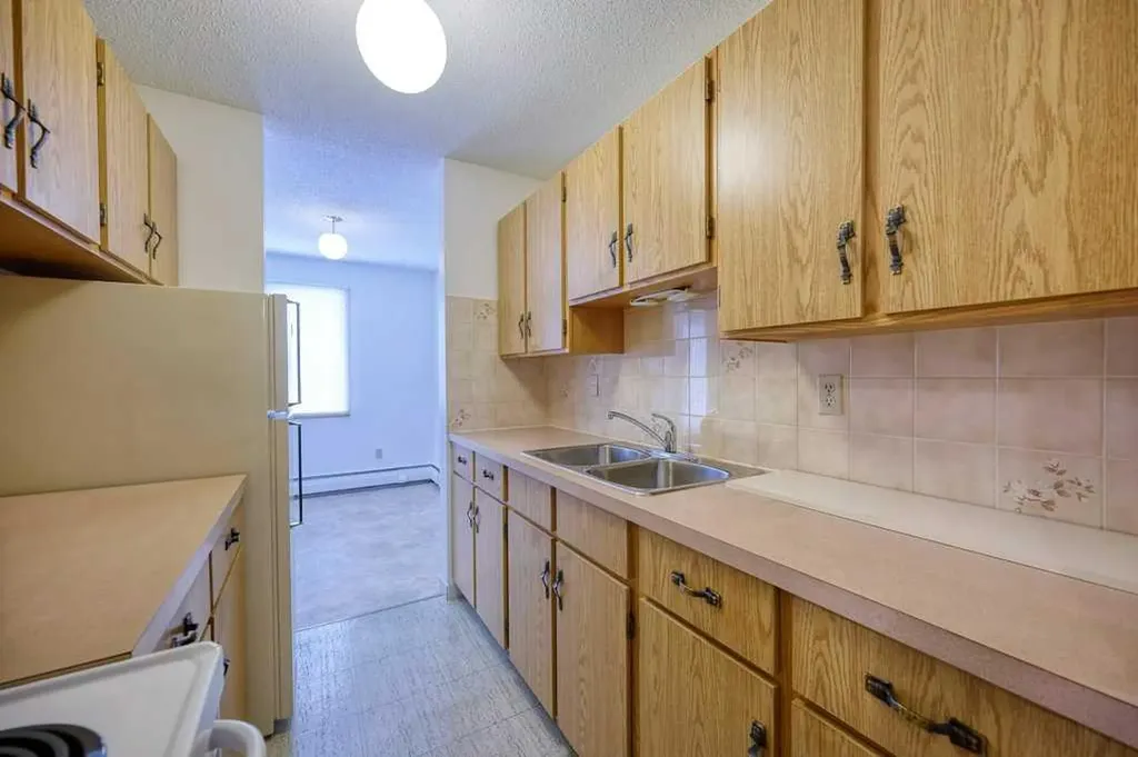 4323 75 Street NW Calgary AB T3B 2M7