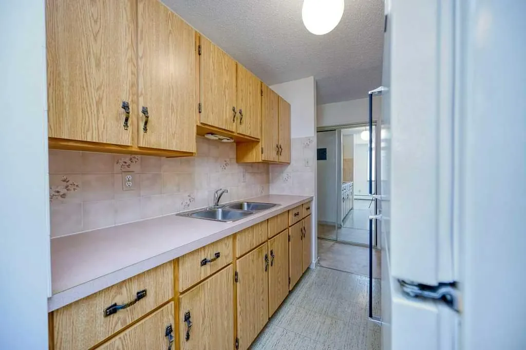 4323 75 Street NW Calgary AB T3B 2M7