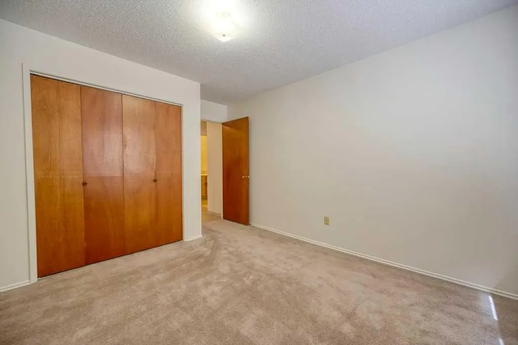 4323 75 Street NW Calgary AB T3B 2M7