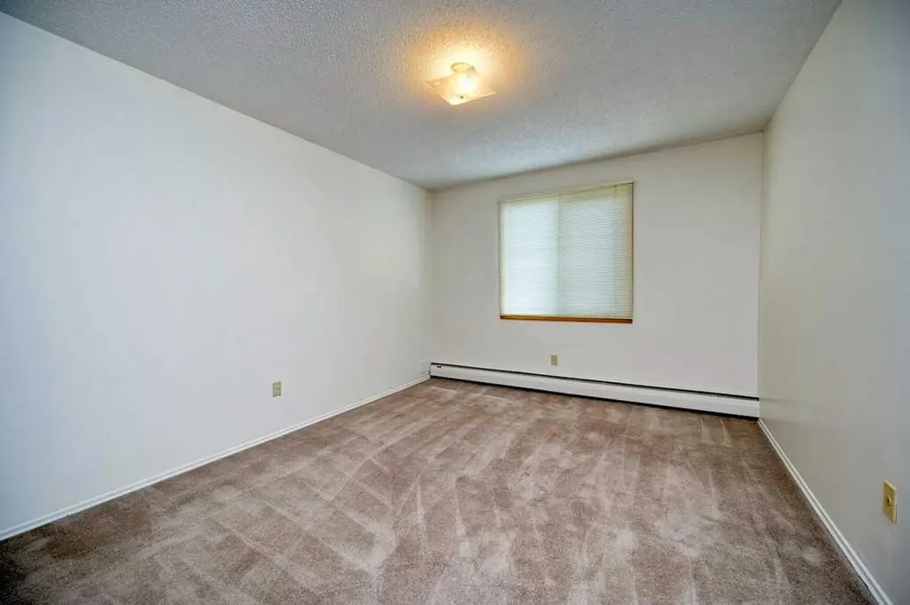 4323 75 Street NW Calgary AB T3B 2M7