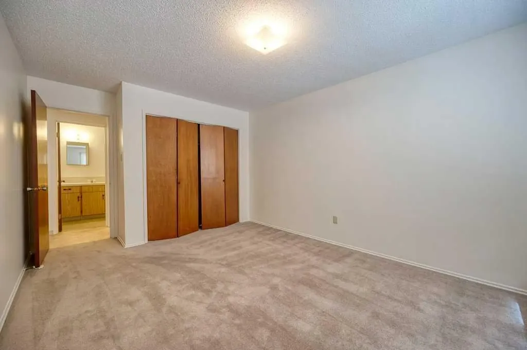 4323 75 Street NW Calgary AB T3B 2M7