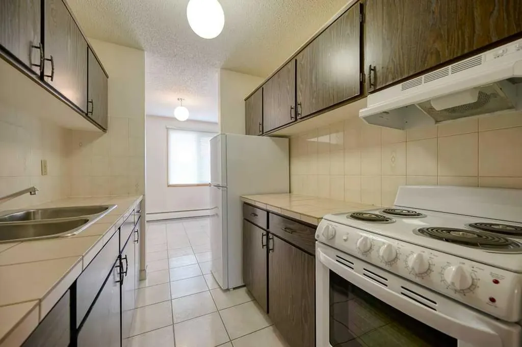 4323 75 Street NW Calgary AB T3B 2M7