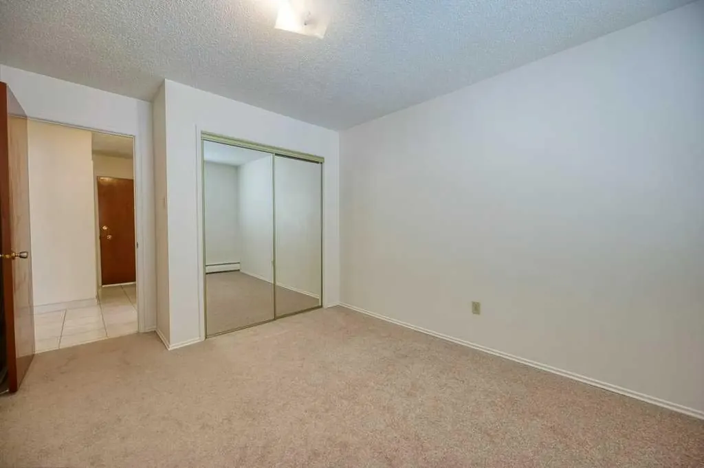 4323 75 Street NW Calgary AB T3B 2M7