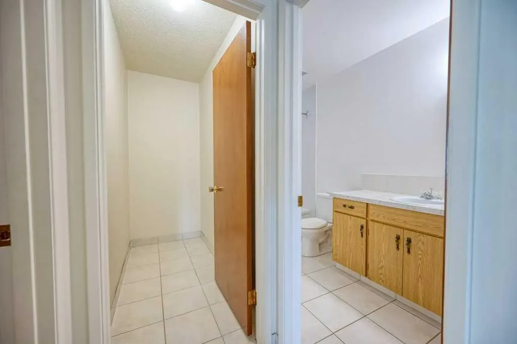 4323 75 Street NW Calgary AB T3B 2M7