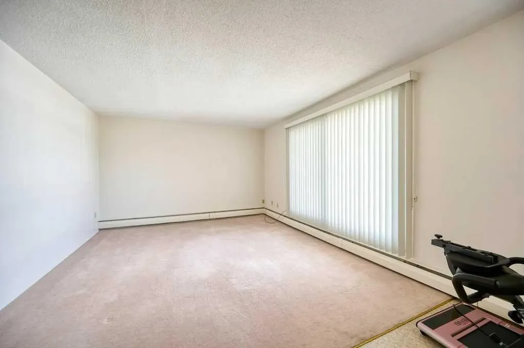 4323 75 Street NW Calgary AB T3B 2M7