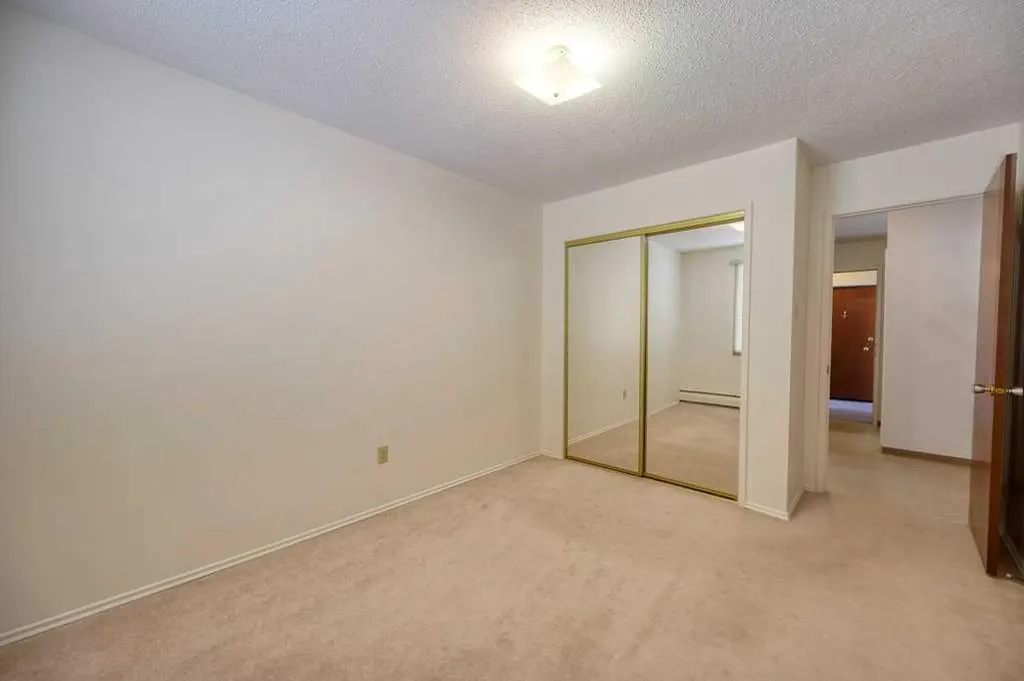 4323 75 Street NW Calgary AB T3B 2M7