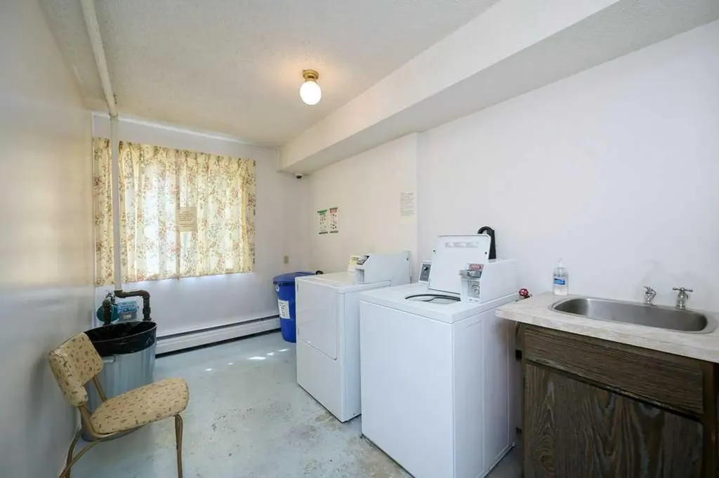 4323 75 Street NW Calgary AB T3B 2M7
