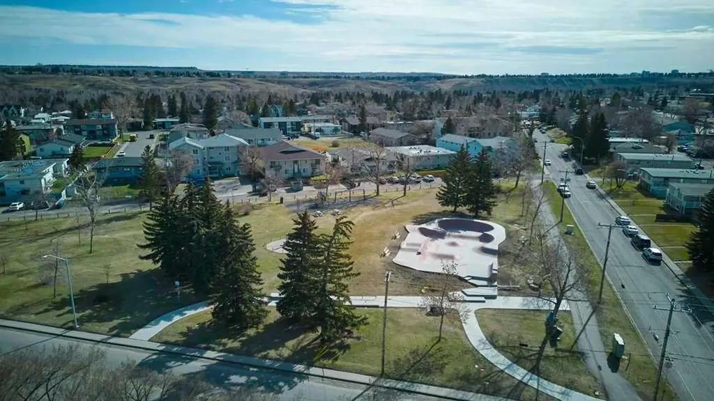 4323 75 Street NW Calgary AB T3B 2M7