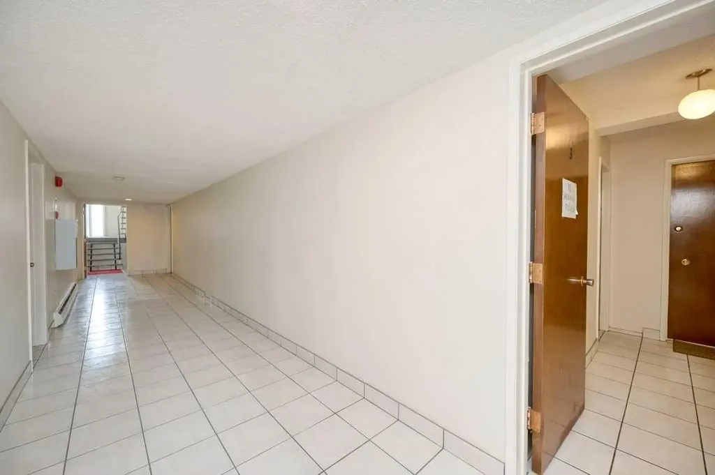 4323 75 Street NW Calgary AB T3B 2M7