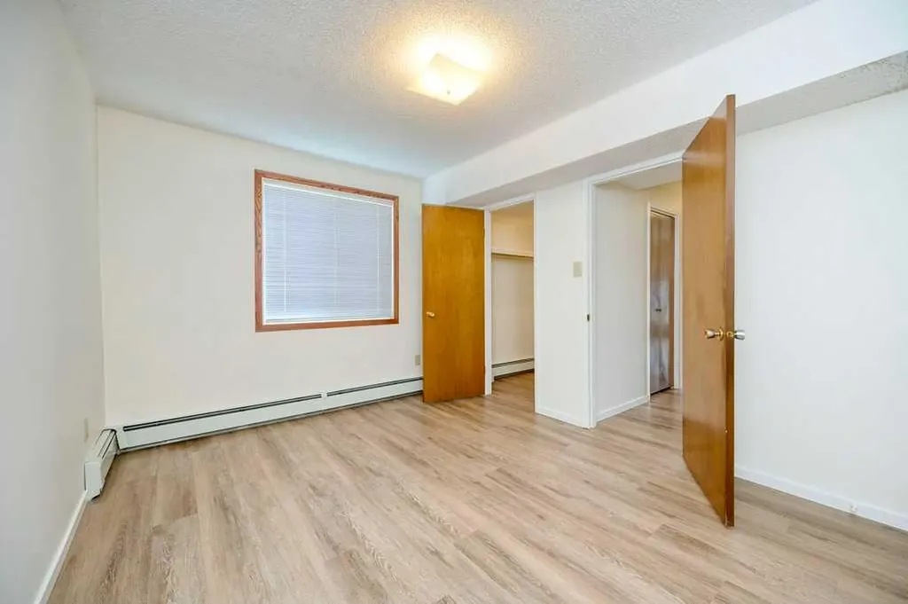 4323 75 Street NW Calgary AB T3B 2M7
