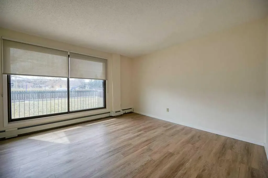 4323 75 Street NW Calgary AB T3B 2M7