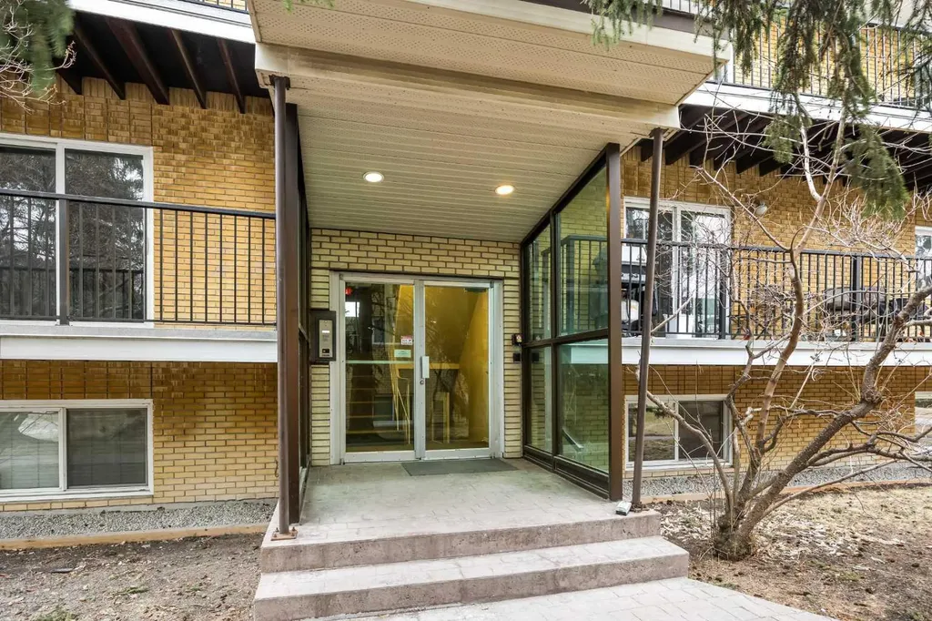 3103 Blakiston Drive NW Calgary AB T2L 1L7