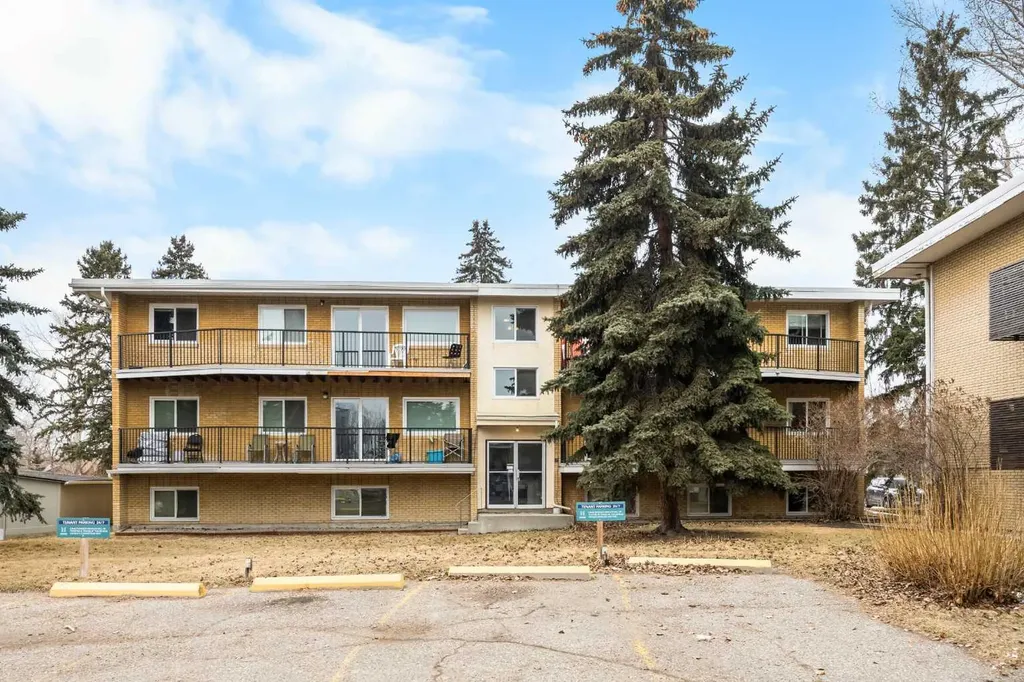 3103 Blakiston Drive NW Calgary AB T2L 1L7