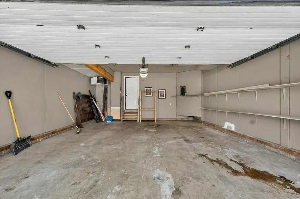 171 East Lakeview Court E Chestermere AB T1X1W2