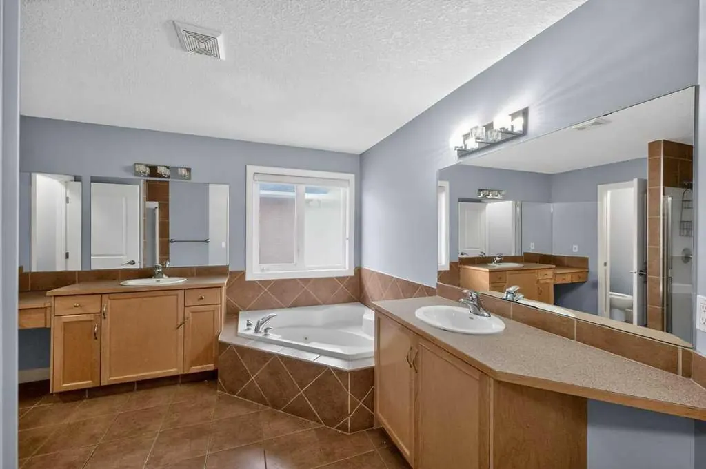 171 East Lakeview Court E Chestermere AB T1X1W2