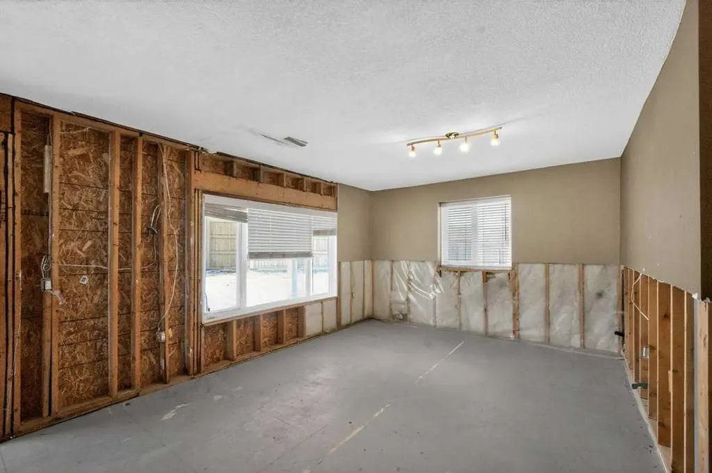 171 East Lakeview Court E Chestermere AB T1X1W2