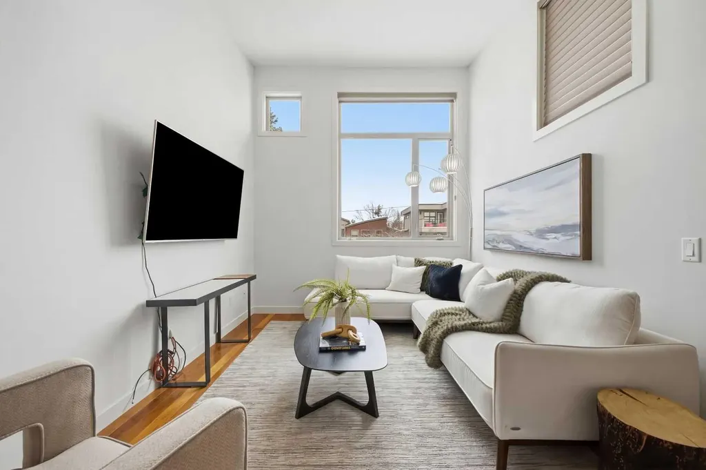 1905 27 Avenue SW Calgary AB T2T1H4