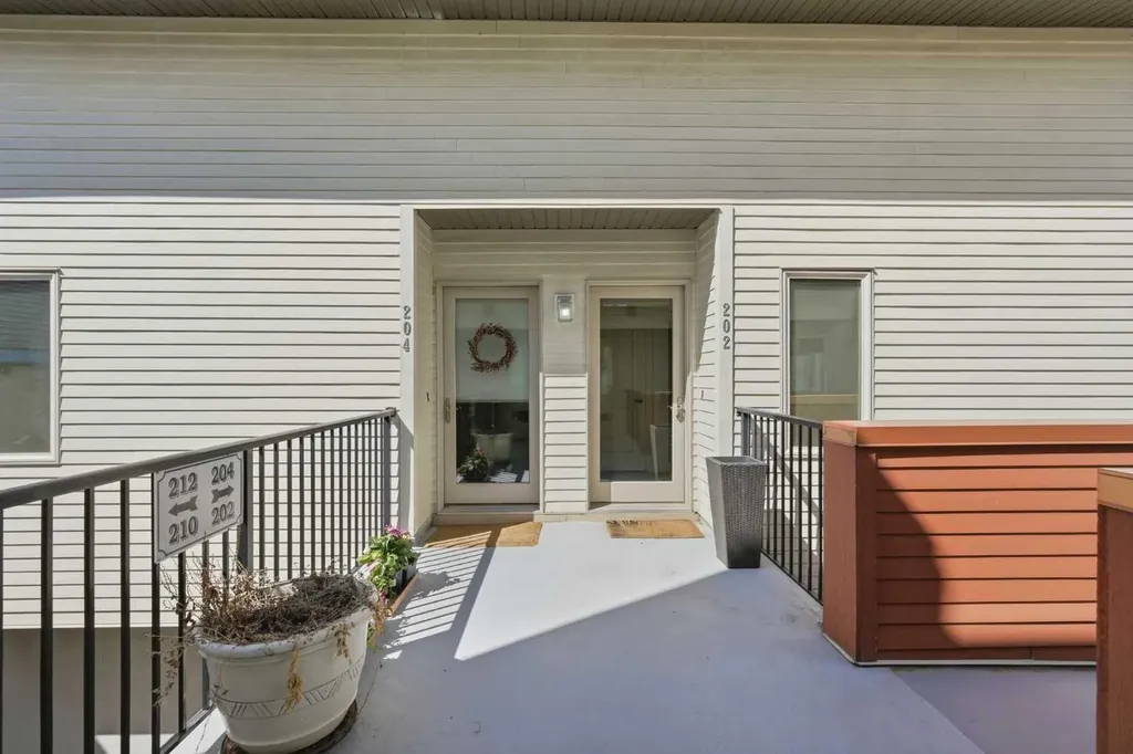 1905 27 Avenue SW Calgary AB T2T1H4
