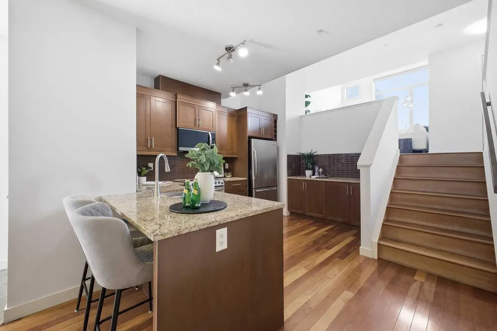 1905 27 Avenue SW Calgary AB T2T1H4