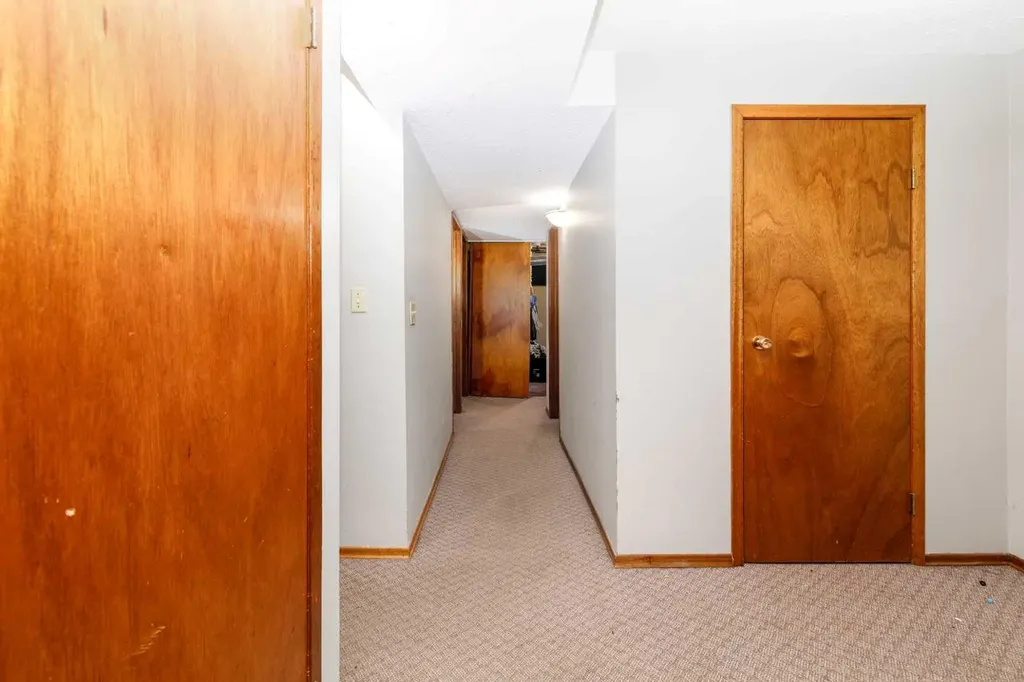 6343 58 Avenue W Red Deer AB T4P 1J1