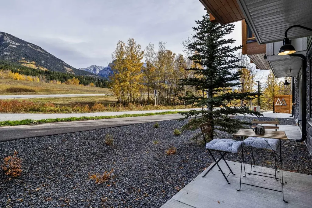 1717A Mountain Avenue Canmore AB T1W 2W1