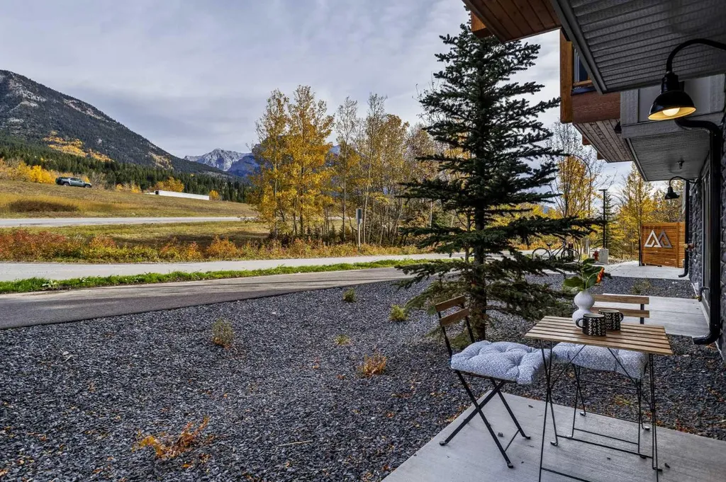 1717A Mountain Avenue Canmore AB T1W 2W1