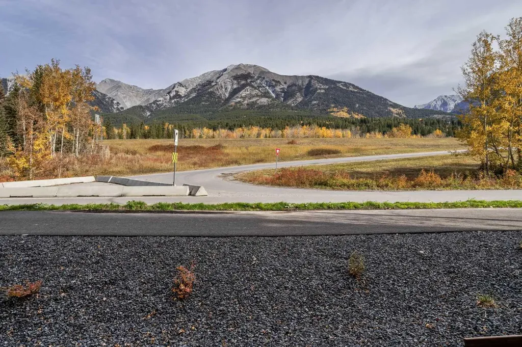 1717A Mountain Avenue Canmore AB T1W 2W1
