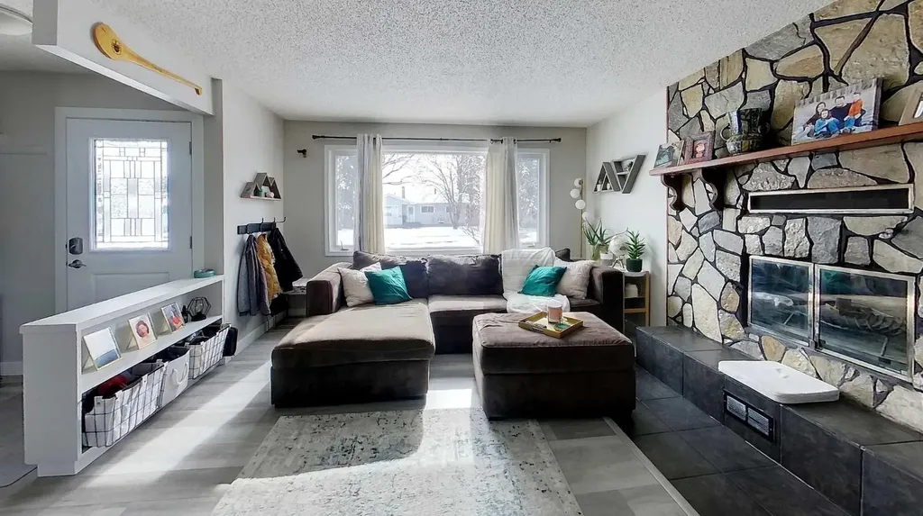 4230 5 Avenue Edson AB T7E 1A5