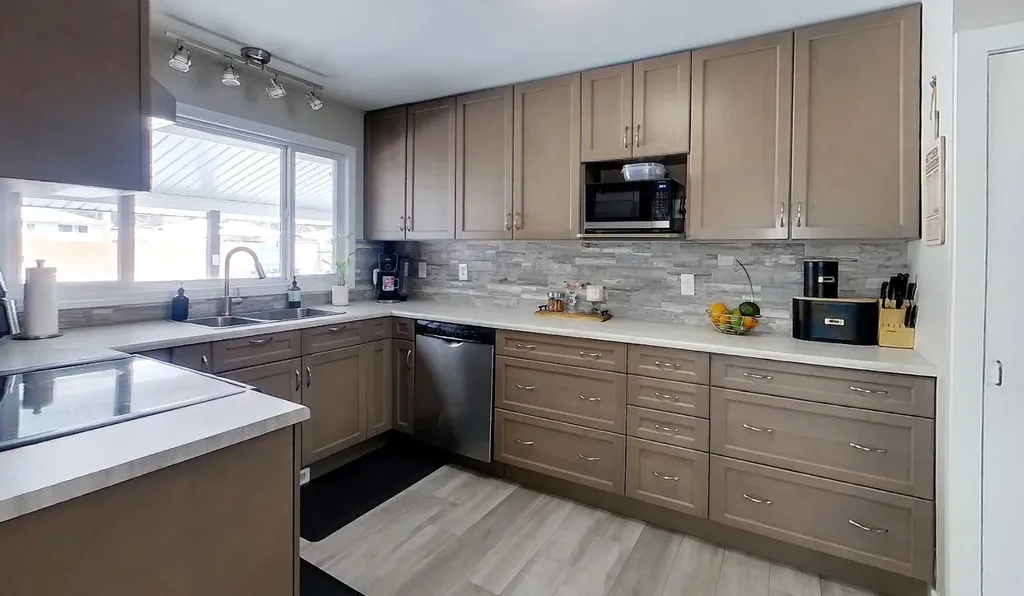 4230 5 Avenue Edson AB T7E 1A5