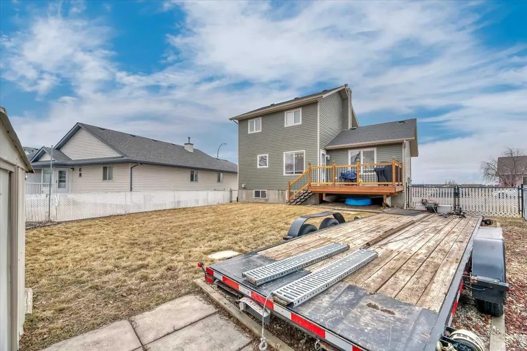 90 Parklane Drive Strathmore AB T1P 1R2