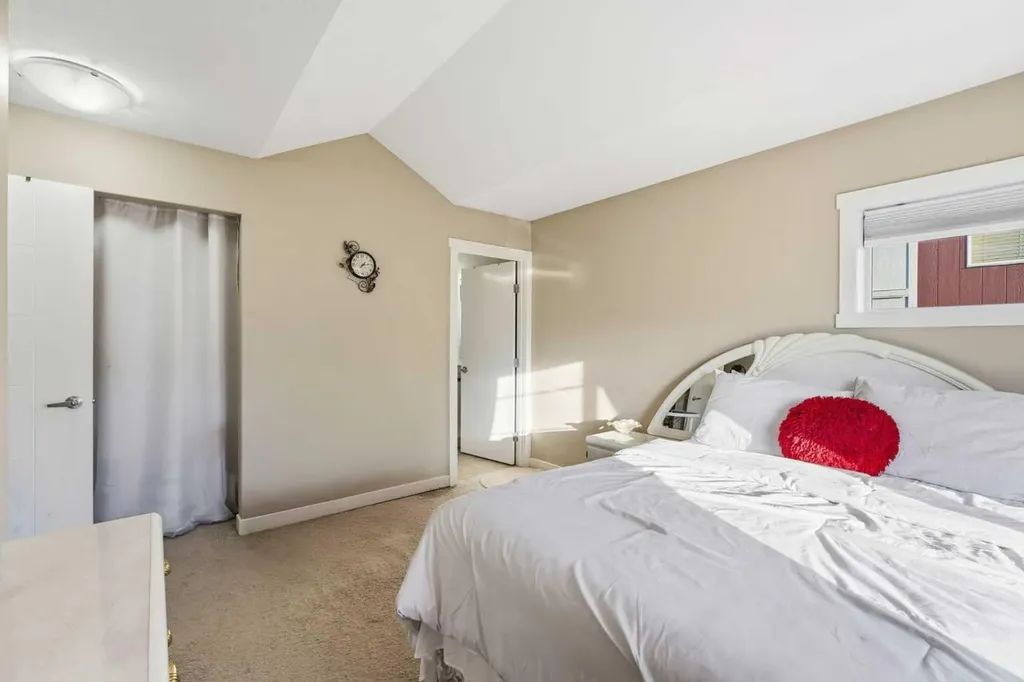 427 Redstone View NE Calgary AB T3N 1B5
