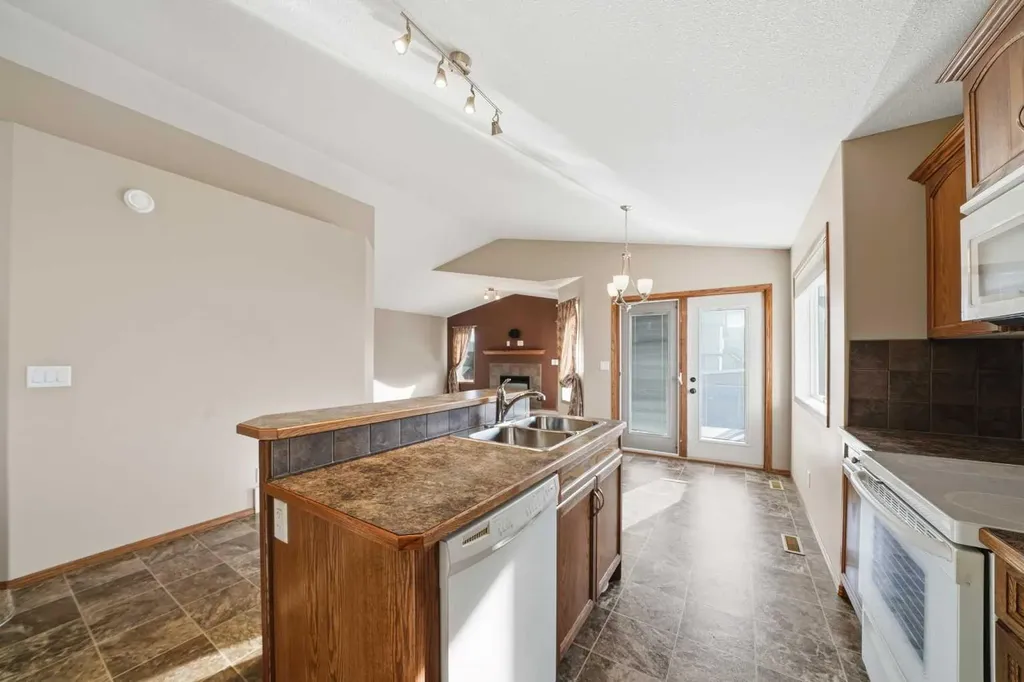 9 Thomas Place Red Deer AB T4P 0L7