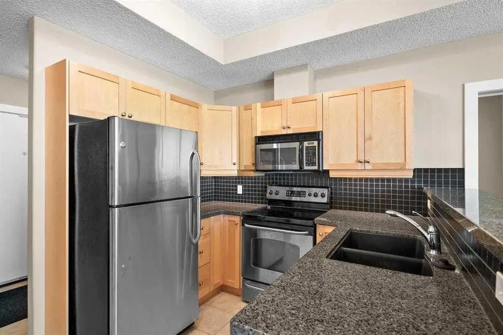 1053 10 Street SW Calgary AB T2R 1S6