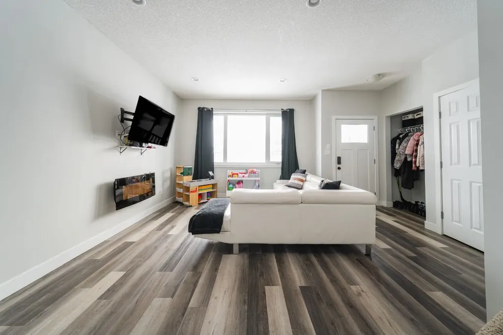224 Warren Way Fort Mcmurray AB T9H 5J9