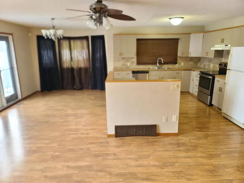 11129 92 Street Peace River AB T8S 1P6
