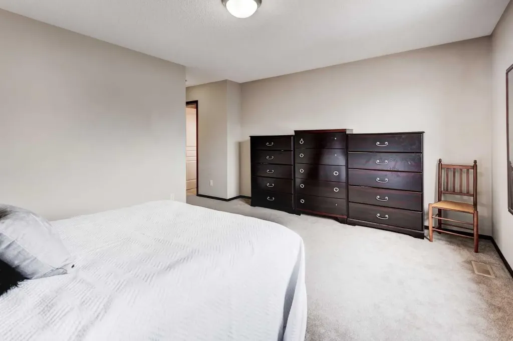 42 Everoak Green SW Calgary AB T2Y 0J5
