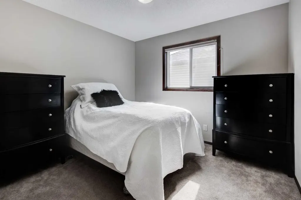 42 Everoak Green SW Calgary AB T2Y 0J5