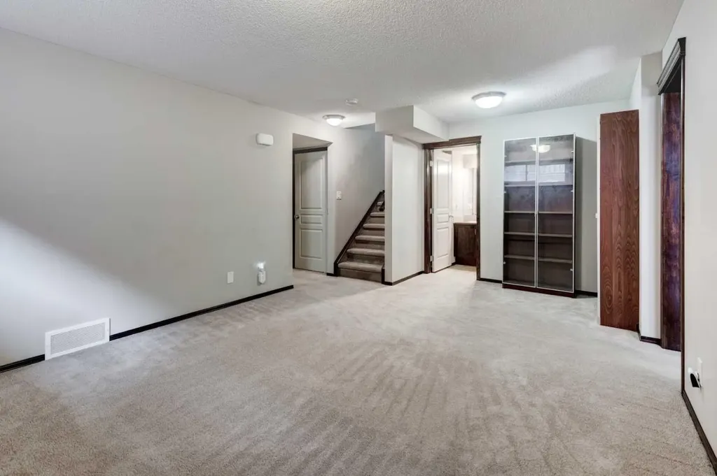 42 Everoak Green SW Calgary AB T2Y 0J5
