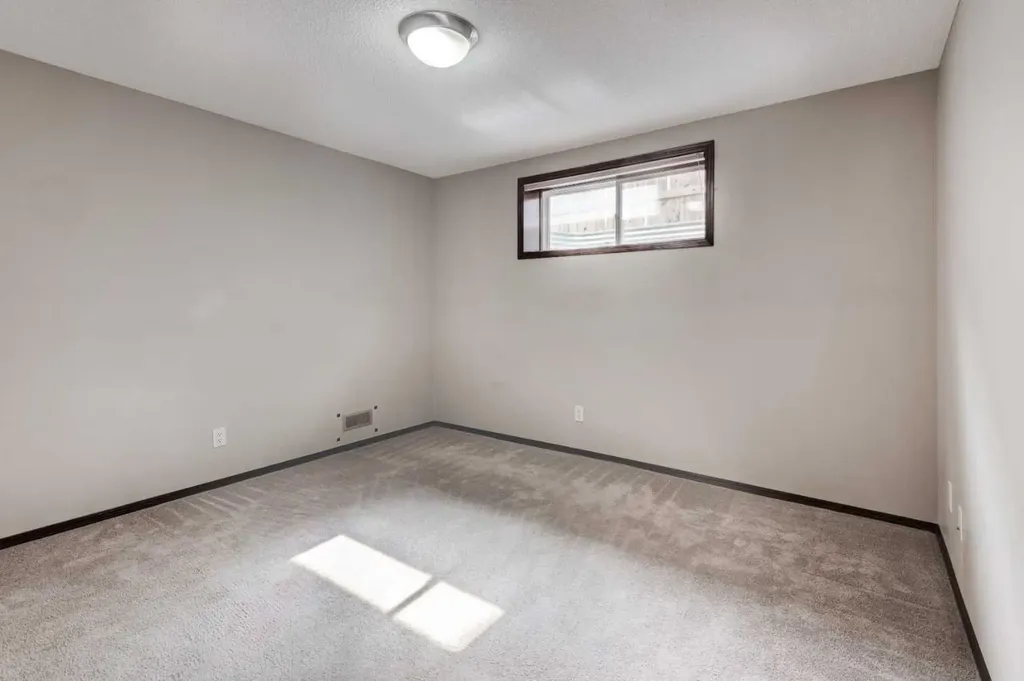42 Everoak Green SW Calgary AB T2Y 0J5