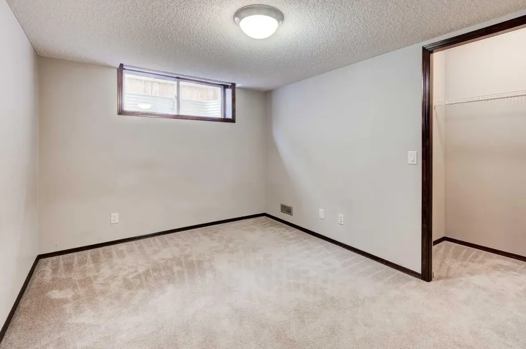 42 Everoak Green SW Calgary AB T2Y 0J5