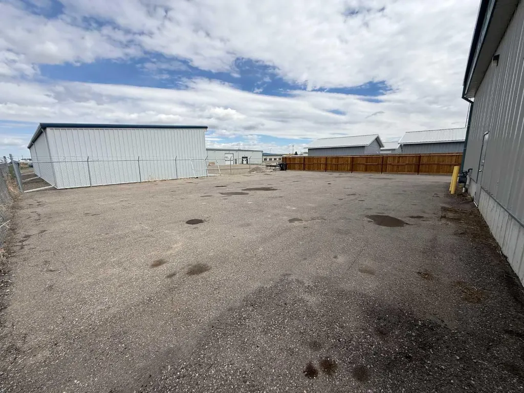 3805 14 Avenue N Lethbridge AB T1H 6Y6