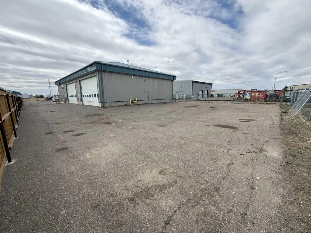 3805 14 Avenue N Lethbridge AB T1H 6Y6